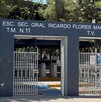 Se observa una fachada en color azul con letras que dicen Secundaria Ricardo Flores Magón.