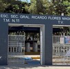 Se observa una fachada en color azul con letras que dicen Secundaria Ricardo Flores Magón.
