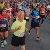 Se observa a varias personas, entre hombres y mujeres, corriendo.