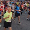 Se observa a varias personas, entre hombres y mujeres, corriendo.