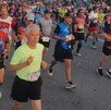 Se observa a varias personas, entre hombres y mujeres, corriendo.
