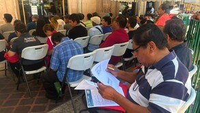 Personas en fila y esperando afuera de la recaudadora ubicada en el Centro Histórico de Guadalajara