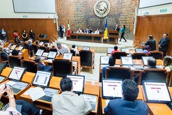 Diputados de Jalisco sentados delante de pantallas dentro del Congreso del Estado