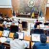 Diputados de Jalisco sentados delante de pantallas dentro del Congreso del Estado