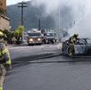 Cuerpos de auxilio acuden a un reporte de incendio de un automóvil en la avenida Paseo de los Leones en Monterrey.