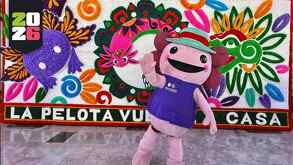 Botarga de ajolote frente a mural con el lema 