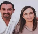 Marido y Mujer posando para una foto.