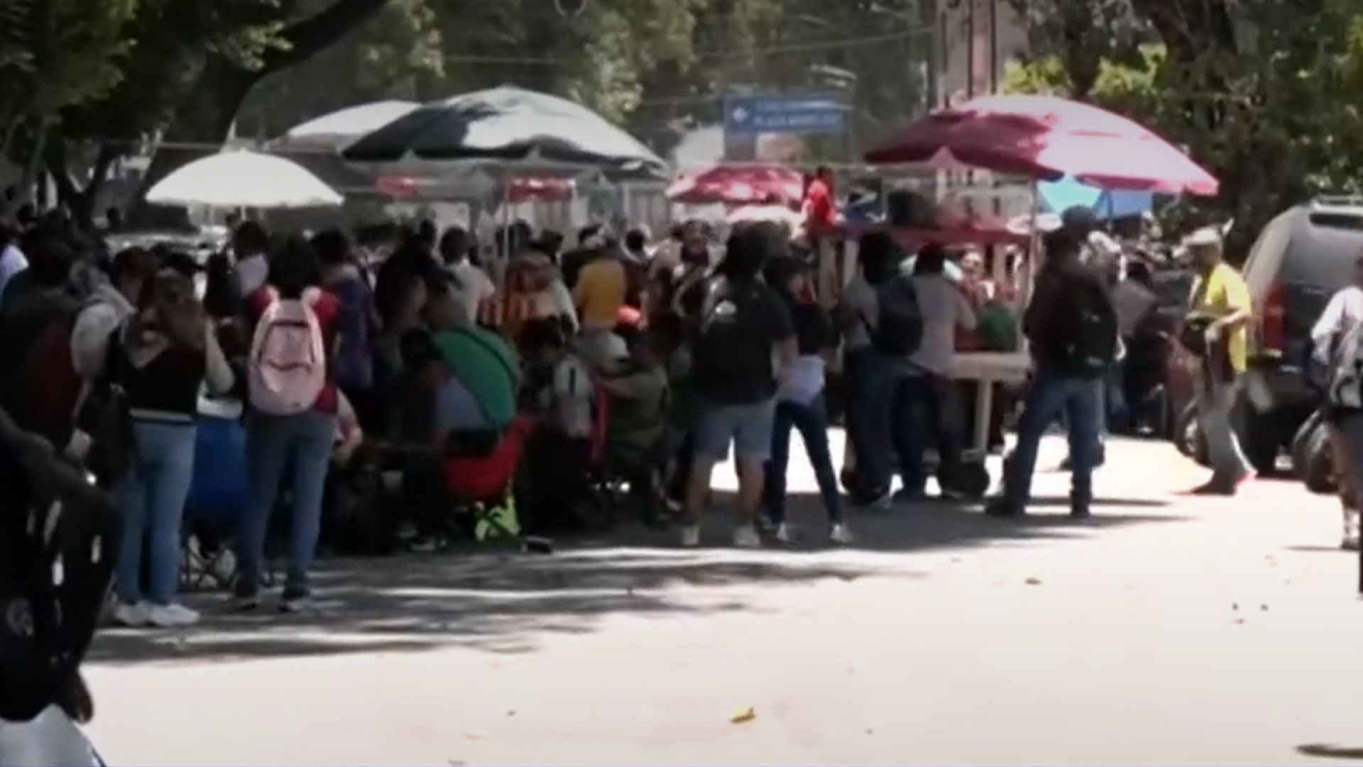 Integrantes de la CNTE cercan la Secretaría de Gobernación y mantienen el bloqueo en calles del Centro Histórico de la CdMx exigiendo mesas tripartitas.