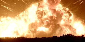 Explosión de un cohete de Blue Origin envuelto en una bola de fuego, llamas y humo sobre una plataforma de despegue