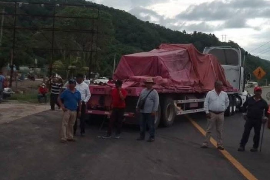 Comuneros de Pomaro bloquearon e incendiaron vehículos en protesta por el asesinato de tres personas durante una emboscada armada en Aquila, Michoacán.