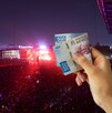 Joven gastando su dinero en un concierto.