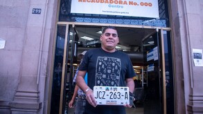 Conductor con las nuevas placas Cabañas
