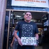 Conductor con las nuevas placas Cabañas