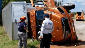 Un conductor de camión de carga pesada se impacto contra puente luego de dormitar en Allende.