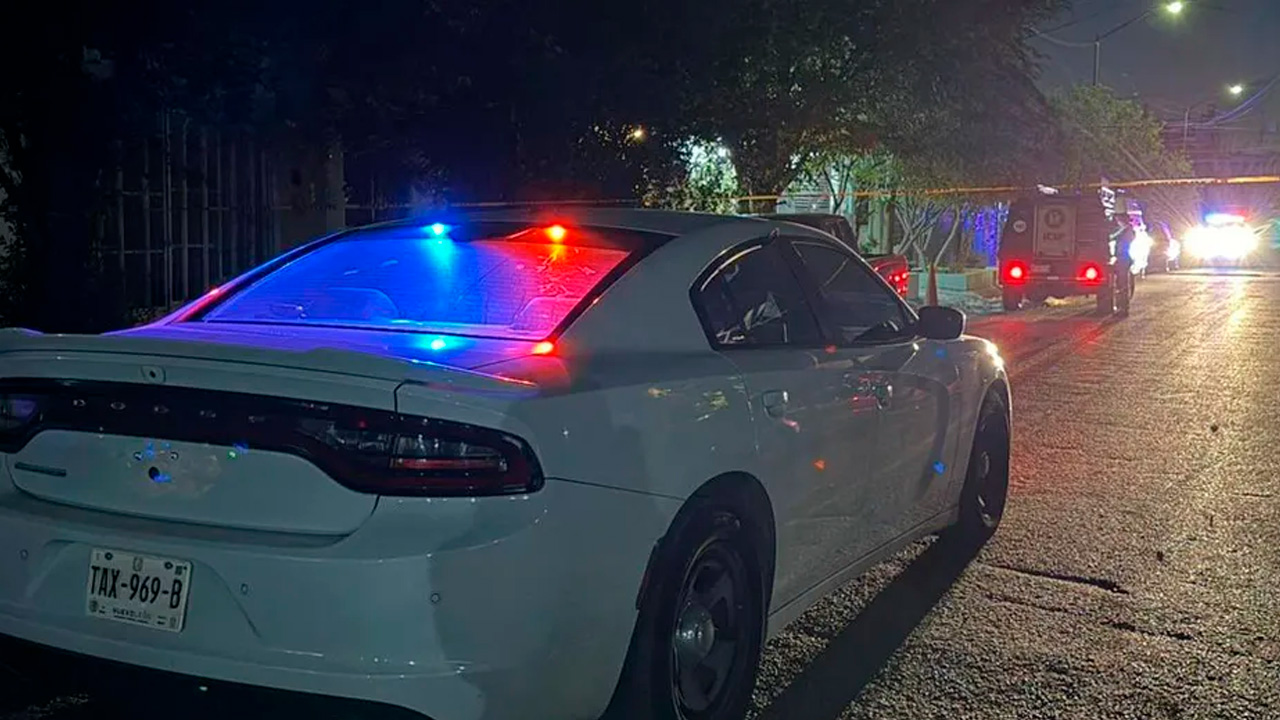 Un hombre fue asesinado a balazos mientras se encontraba en la cochera de un domicilio en la colonia Colinas del Sol Segundo Sector, en Juárez.