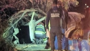 Bomberos apagan automóvil en llamas alrededor de autoridades municipales