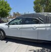 Se observa una camioneta color blanco con unas letras que dicen Funeraria Martínez.