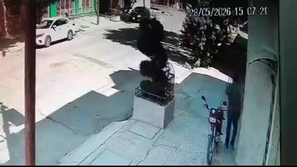 El delincuente, de unos 40 años, esperó varios minutos sentado en la moto y vigilando el domicilio hasta que la calle se quedó sola.