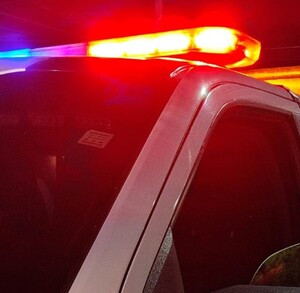Policías que atendieron el reporte de una mujer golpeada tras un asalto.
