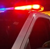 Policías que atendieron el reporte de una mujer golpeada tras un asalto.