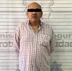 Se observa un hombre con ojos tapados con una cintilla negra.
