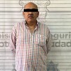 Se observa un hombre con ojos tapados con una cintilla negra.