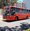 Camión de la ruta 186 en Guadalajara estacionado en medio de la calle con dos policías a un lado y una cinta policiaca acordonando el área.