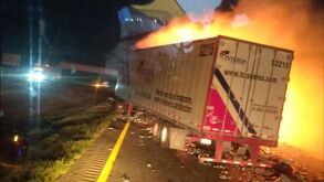 Tráiler incendiado tras choque en autopista a Nuevo Laredo