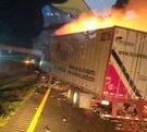 Tráiler incendiado tras choque en autopista a Nuevo Laredo