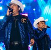 Agrupación con micrófonos arriba del escenario durante un concierto