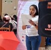 Mujer hablando ante un micrófono.