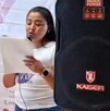 Mujer hablando ante un micrófono.
