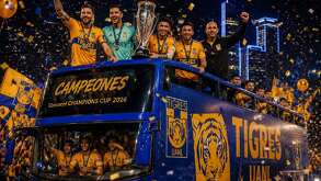 Jugadores de Tigres celebrando un título internacional de la Concachampions.