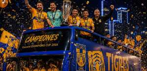 Jugadores de Tigres celebrando un título internacional de la Concachampions.