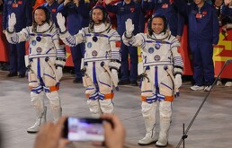 De izquierda a derecha, los astronautas chinos Zhang Hongzhang, Wu Fei y Zhang Lu, de la misión Shenzhou 21, en el Centro Jiuquan en el noroeste de China