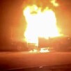 Camioneta envuelta en llamas en medio de una carretera de noche durante la quema de vehículos y protestas en Michoacán