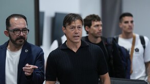 Matías Almeyda arribando a la ciudad de Monterrey tras su llegada en el aeropuerto.