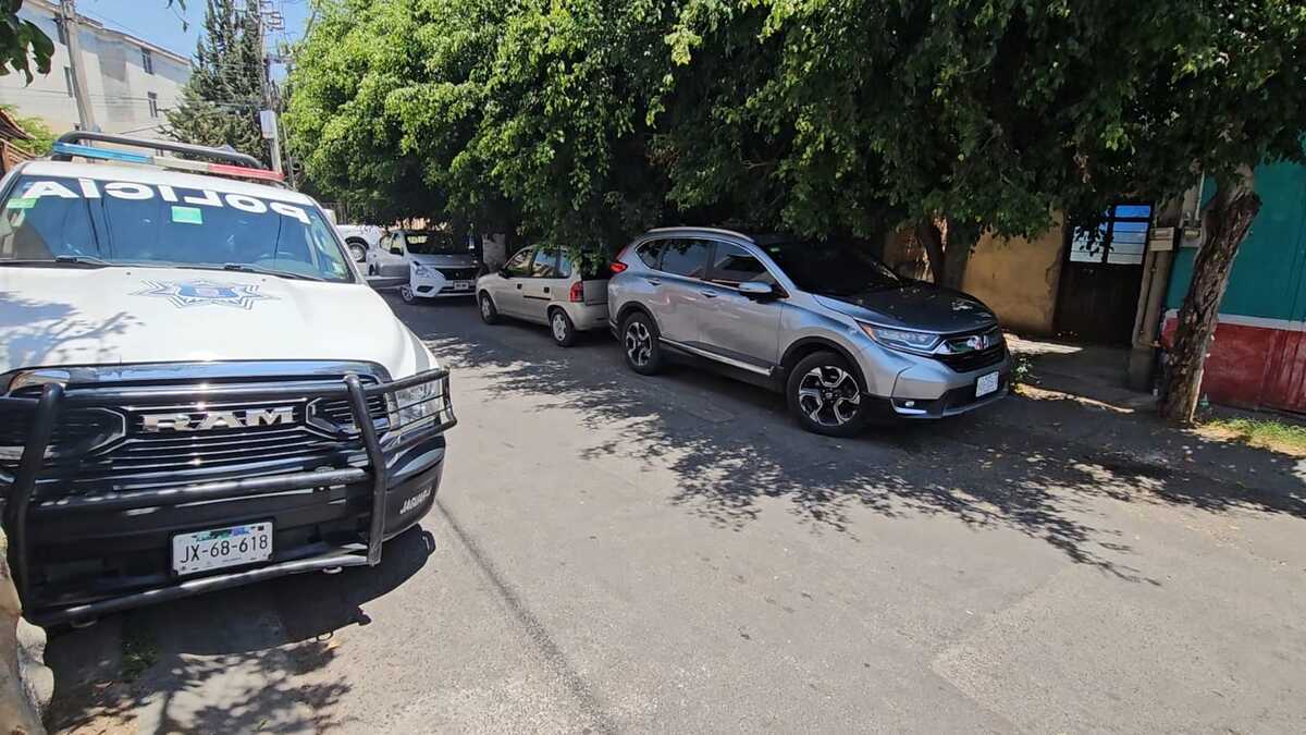 Camioneta gris y patrulla