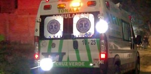 Vista de la parte de atrás de una ambulancia de la Cruz Verde de Tonalá estacionada al lado de un terreno baldío