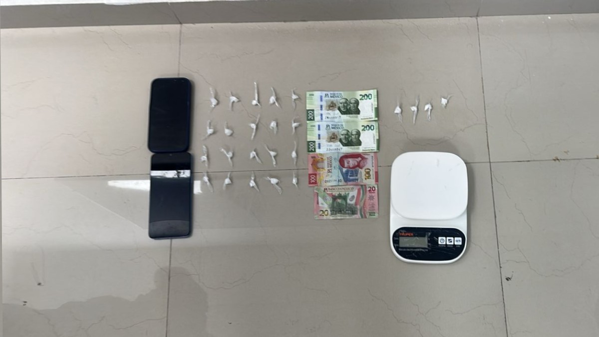Un presunto montachoques fue detenido en Santiago con más de 20 envoltorios de droga, dinero y una báscula digital.