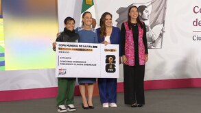 La presidenta Claudia Sheinbaum hizo entrega de su boleto para el partido inaugural del Mundial 2026.
