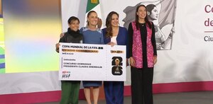 La presidenta Claudia Sheinbaum hizo entrega de su boleto para el partido inaugural del Mundial 2026.