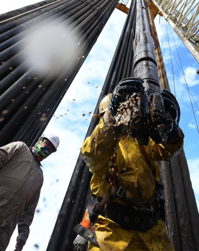 El trabajo que se realiza en una de las plantas de Pemex para obtener el combustible