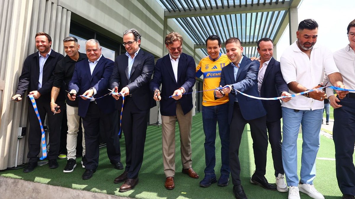 Directivos de Tigres en la inauguración del CET.