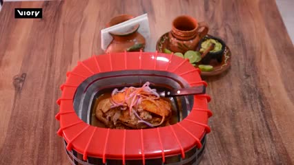 Un restaurante en Guadalajara ha creado una versión de la famosa torta ahogada, pero servida en un plato con la forma del emblemático Estadio Azteca.