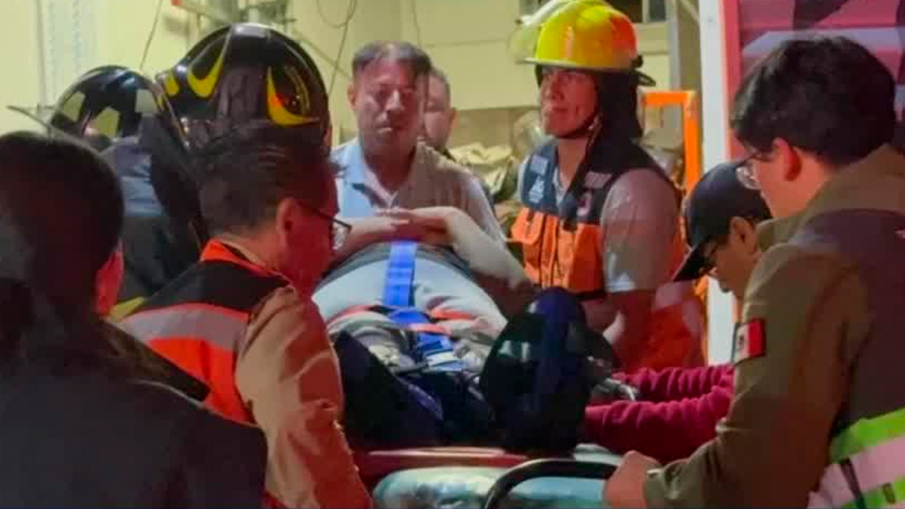 Dos trabajadores quedaron atrapados en un elevador mientras realizaban mantenimiento en la colonia Cove, en Álvaro Obregón.