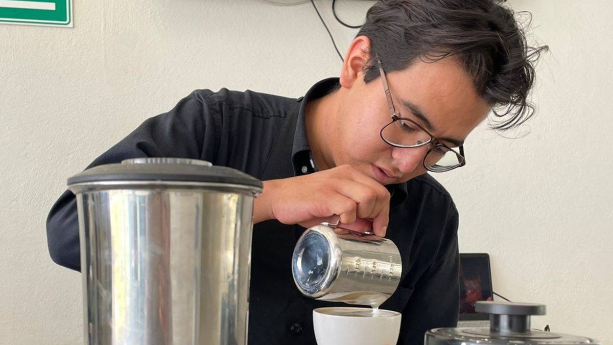 Estudiante de gastronomía revuelve ingredientes para una receta en una jarra
