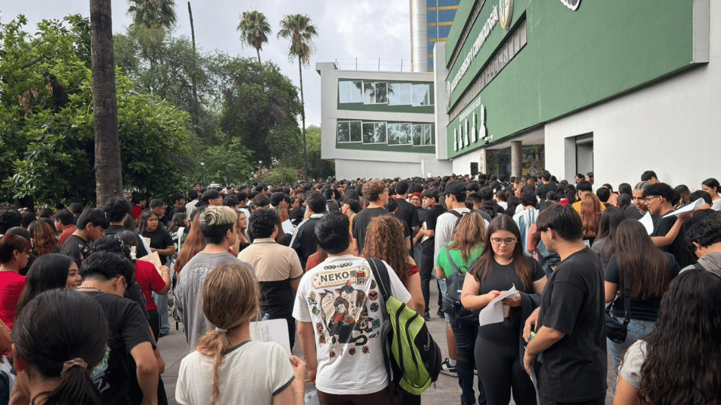 Jóvenes asisten a presentar examen de admisión en la Facultad de Medicina de la UANL.