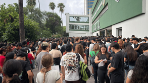 Jóvenes asisten a presentar examen de admisión en la Facultad de Medicina de la UANL.