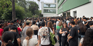 Jóvenes asisten a presentar examen de admisión en la Facultad de Medicina de la UANL.